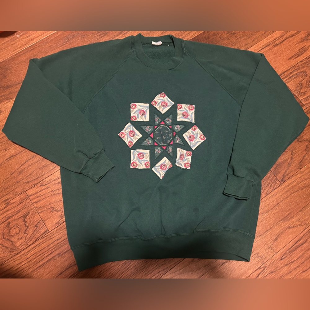 Vintage Green Crewneck Sweatshirt w/ Quilted Star Patchwork Cottagecore